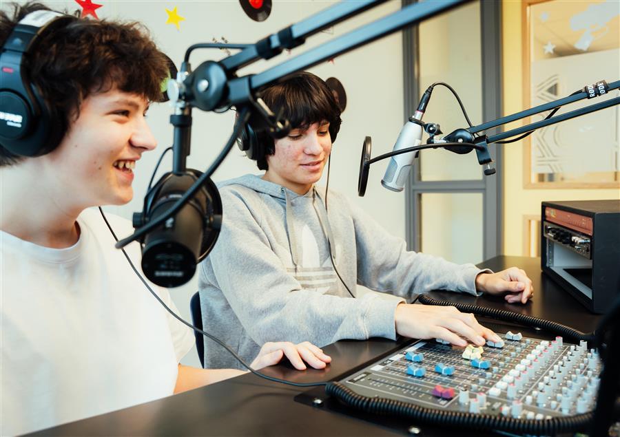 To elevar ved Informasjonsteknologi og medieproduksjon