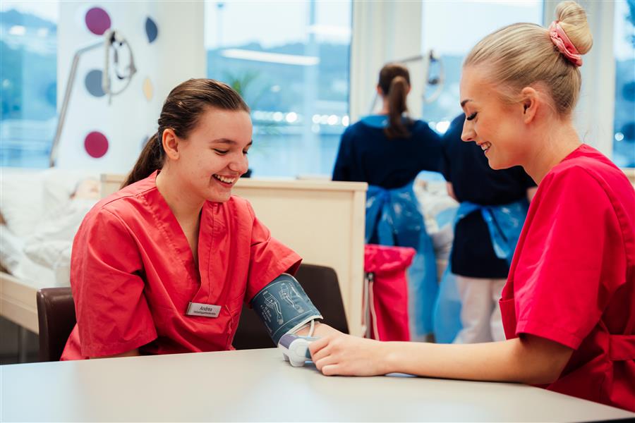 To elevar frå Helse- og oppvekstfag