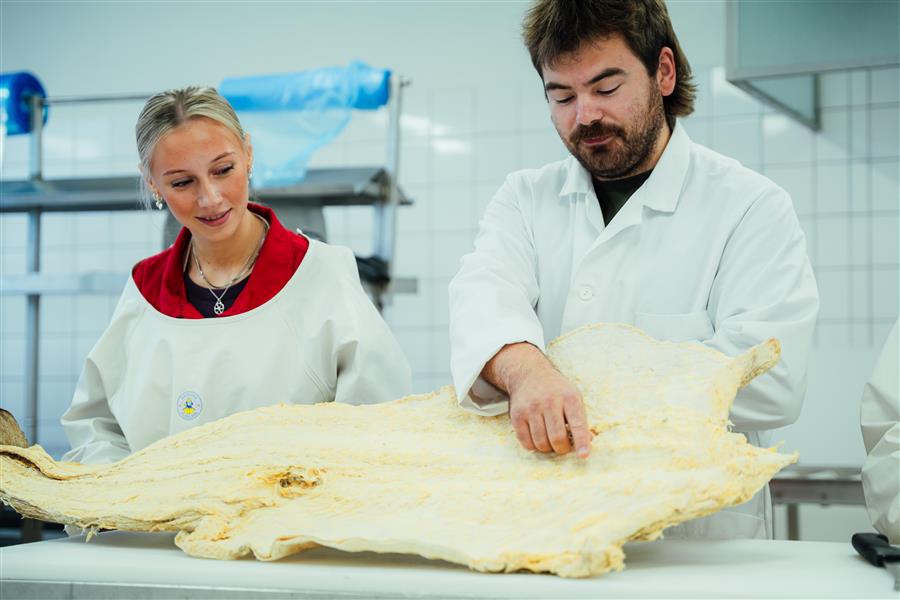 Elev og lærar frå Naturbruk