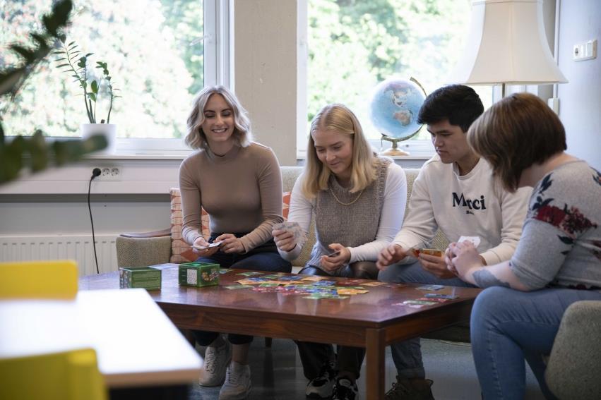 Bilde av fire elevar som spelar spel i mediateket