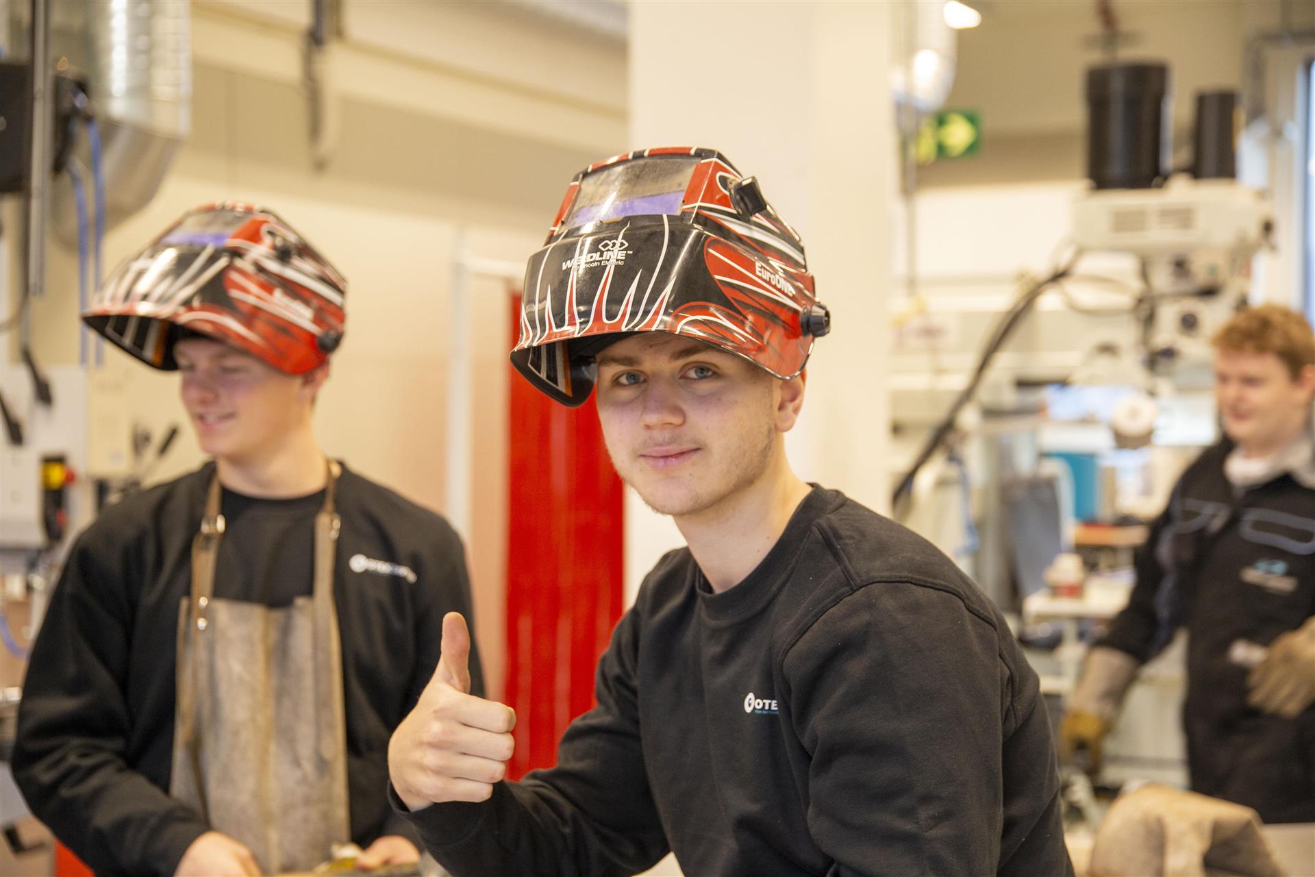 Bilde av elever i verkstad