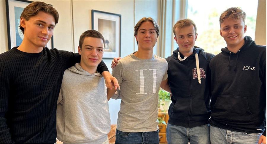 Fem elevar i mediateket