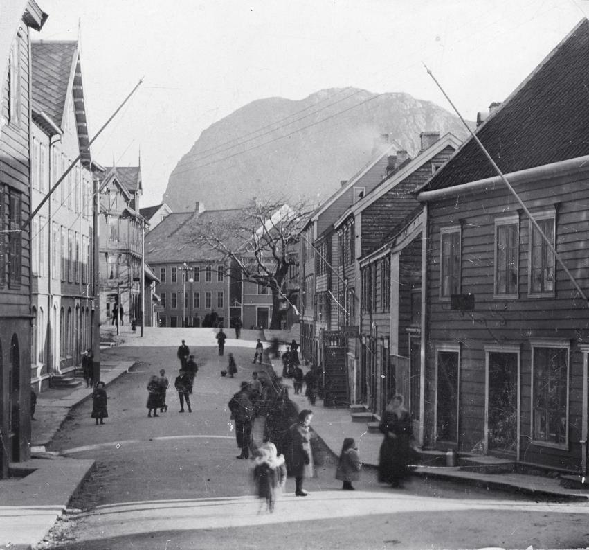 Bilete frå Kirkegata med Latinskolen i1896 Ålesund Gymnas - Klikk for stort bilete